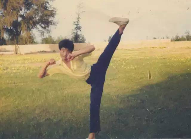 重庆域名传奇注册流程_身价105亿的蔡文胜告诉你：出身、学历不重要，朋友才重要